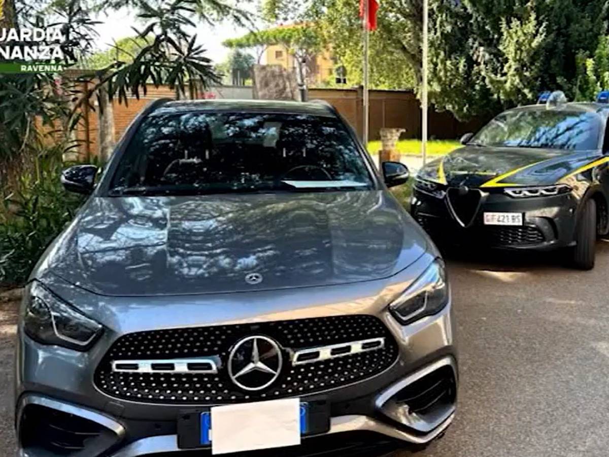 Madre morta da 10 anni: 66enne incassa la pensione, accumula 120mila euro e gira in Mercedes