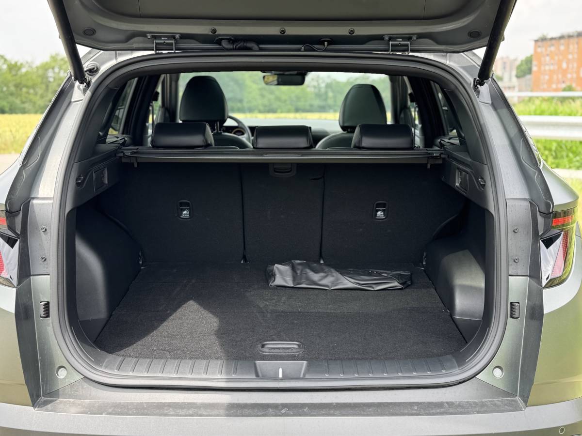 Hyundai Tucson plug-in: guarda la gallery del SUV ibrido alla spina 12