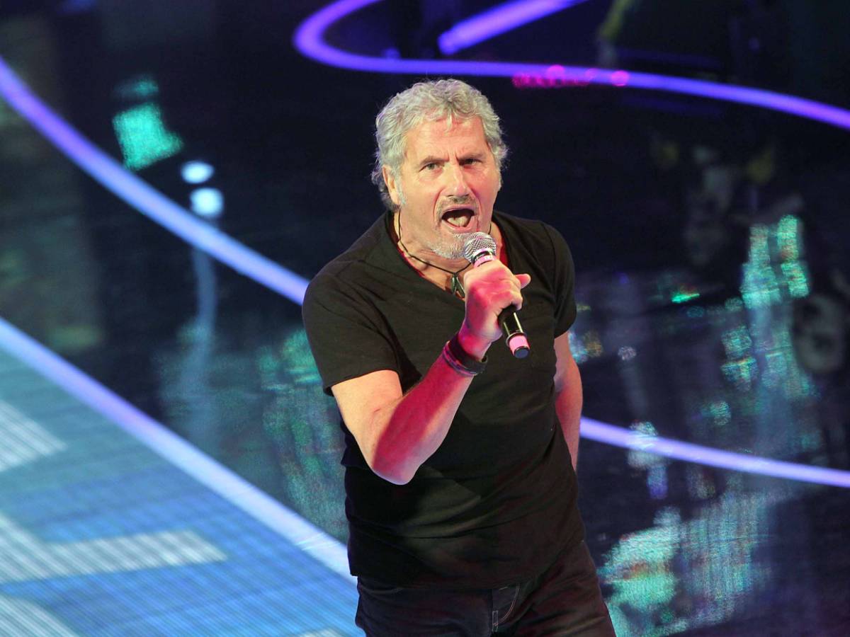 Il cantante Pappalardo insulta Giorgia Meloni e il pubblico lo fischia