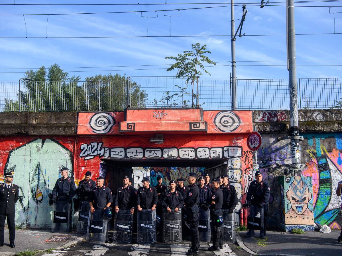 Sgomberato il Leoncavallo. L’ira di Sala: "Non avvisato" Sgomberato il Leoncavallo. L’ira di Sala: "Non avvisato"