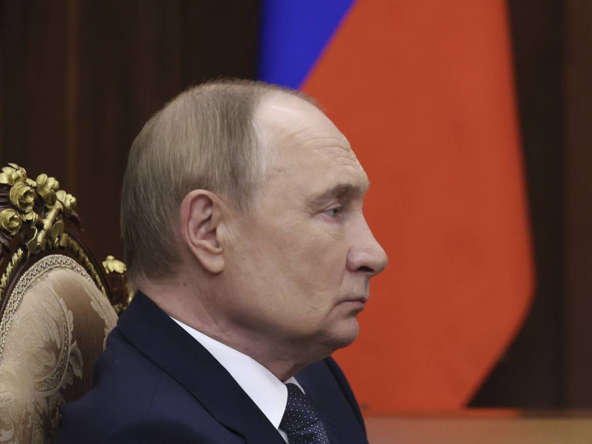 putin non va mai in bagno da solo cosa c 232 dietro la strana storia sul raccoglitore di feci