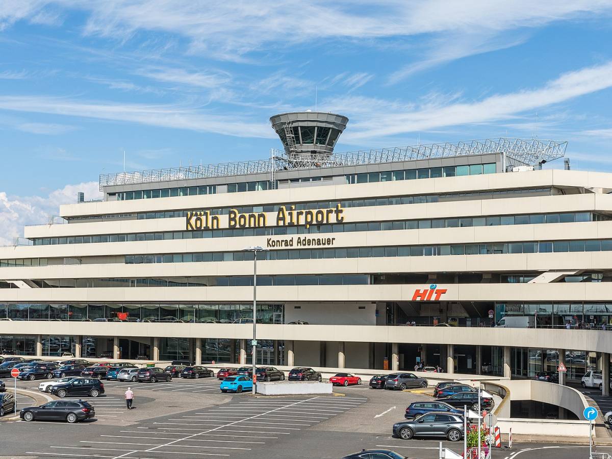 panico su un volo diretto a cipro donna ubriaca perde la testa atterraggio d emergenza in germania