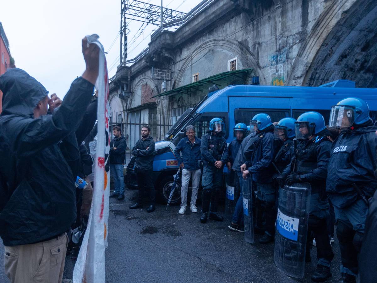 Leoncavallo, la vergogna degli insulti alle forze dell Leoncavallo, la vergogna degli insulti alle forze dell
