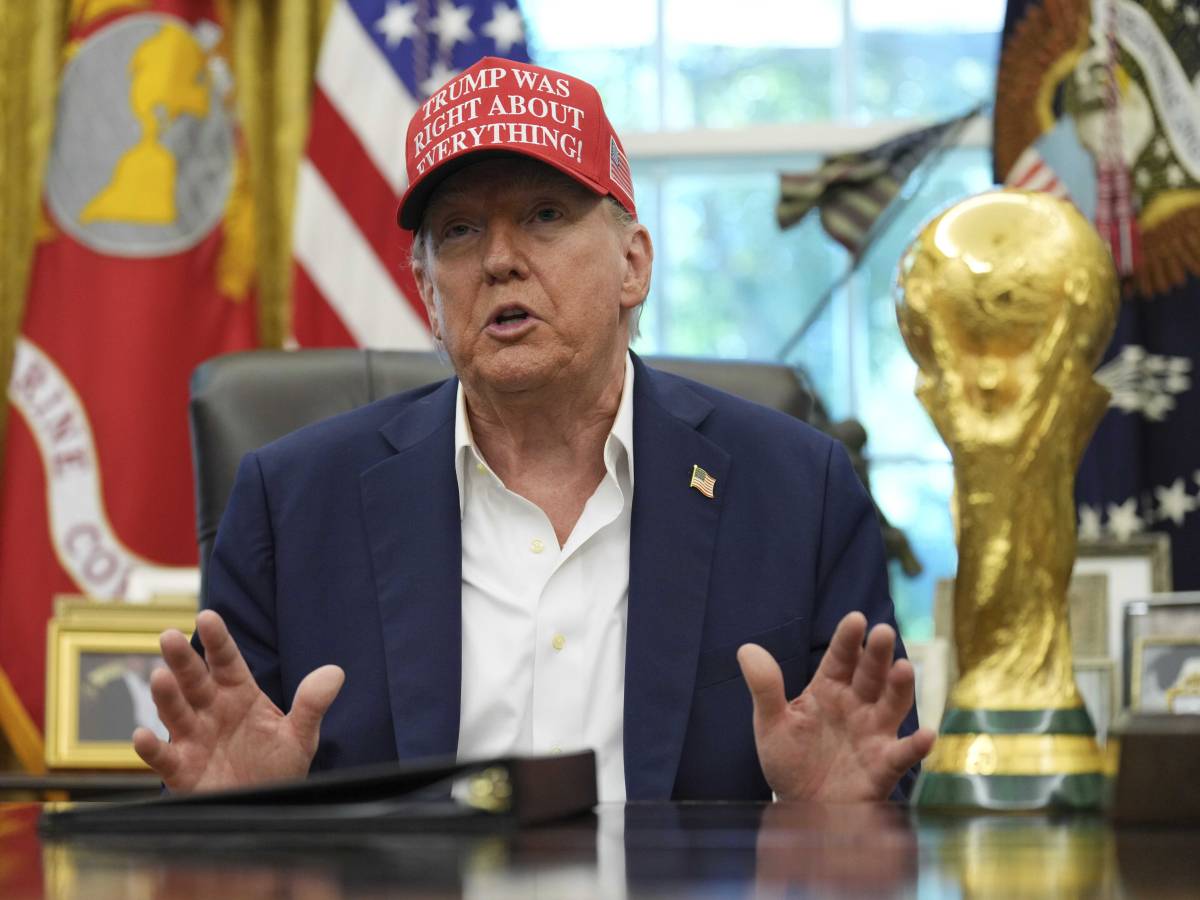 Trump con il nuovo cappellino: "Avero ragione su tutto, con me il 90% degli americani" Trump con il nuovo cappellino: "Avero ragione su tutto, con me il 90% degli americani"