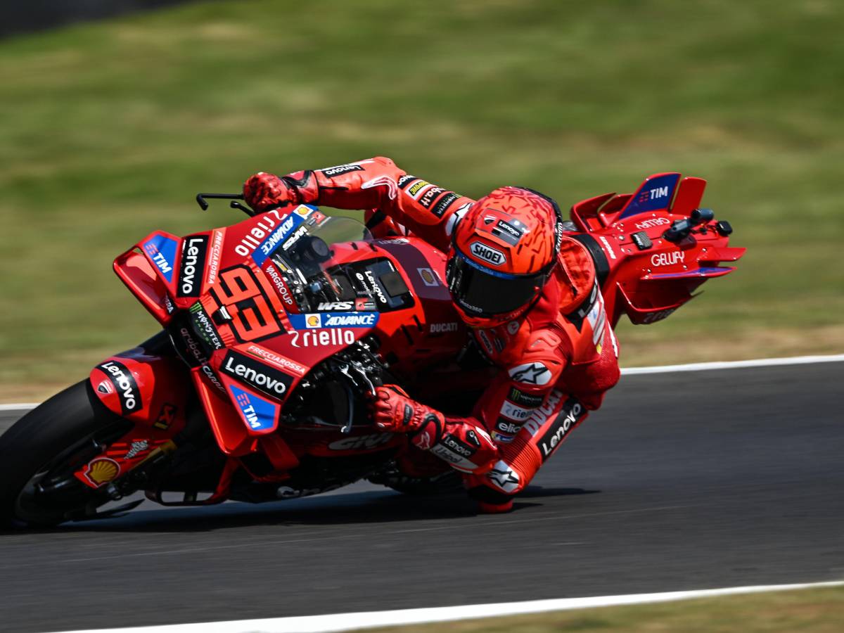 motogp marquez in pole anche in ungheria disastro bagnaia alle 15 la sprint race