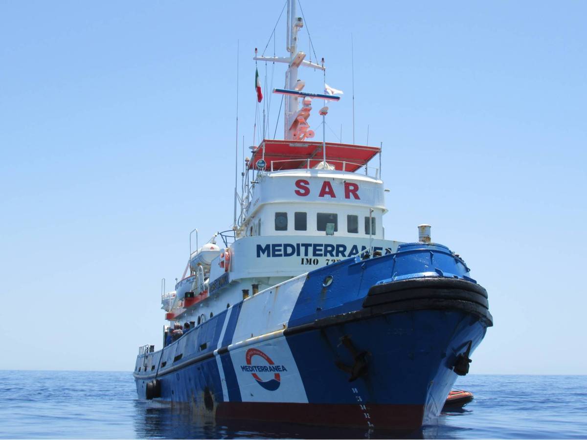 Ong Mediterranea al largo di Pantelleria ma il porto assegnato è Genova: "Inaccettabile" Ong Mediterranea al largo di Pantelleria ma il porto assegnato è Genova: "Inaccettabile"