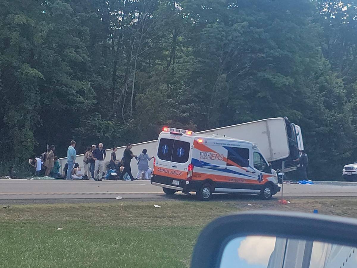 Autobus turistico si ribalta a New York: tra le cinque vittime anche un neonato Autobus turistico si ribalta a New York: tra le cinque vittime anche un neonato