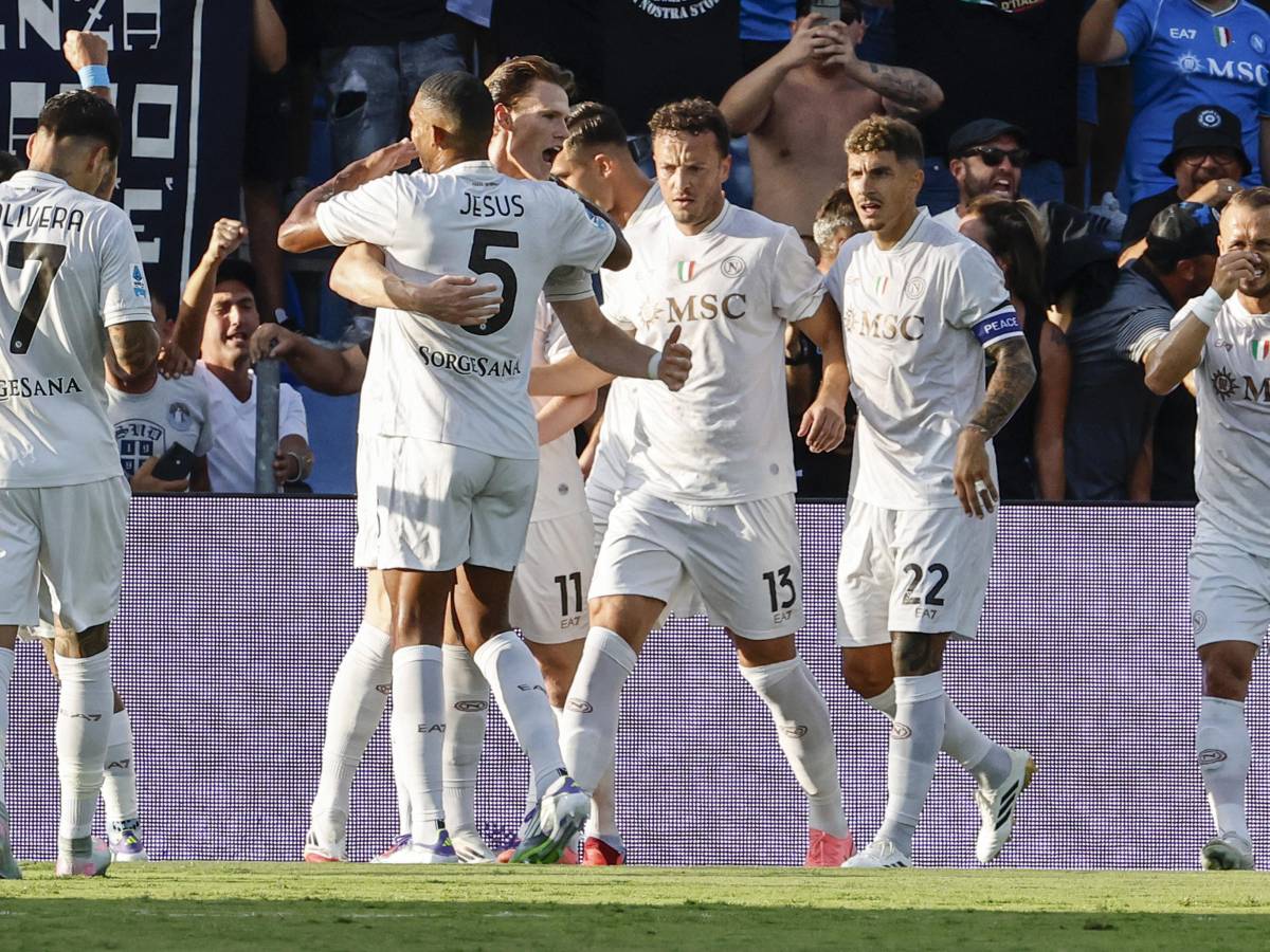 McTominay e De Bruyne fanno sorridere Conte: il Napoli vince al debutto contro il Sassuolo McTominay e De Bruyne fanno sorridere Conte: il Napoli vince al debutto contro il Sassuolo