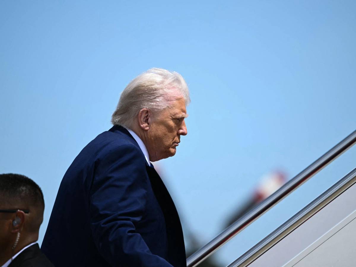 Trump silura il capo degli 007 del Pentagono: "Persa la fiducia" Trump silura il capo degli 007 del Pentagono: "Persa la fiducia"