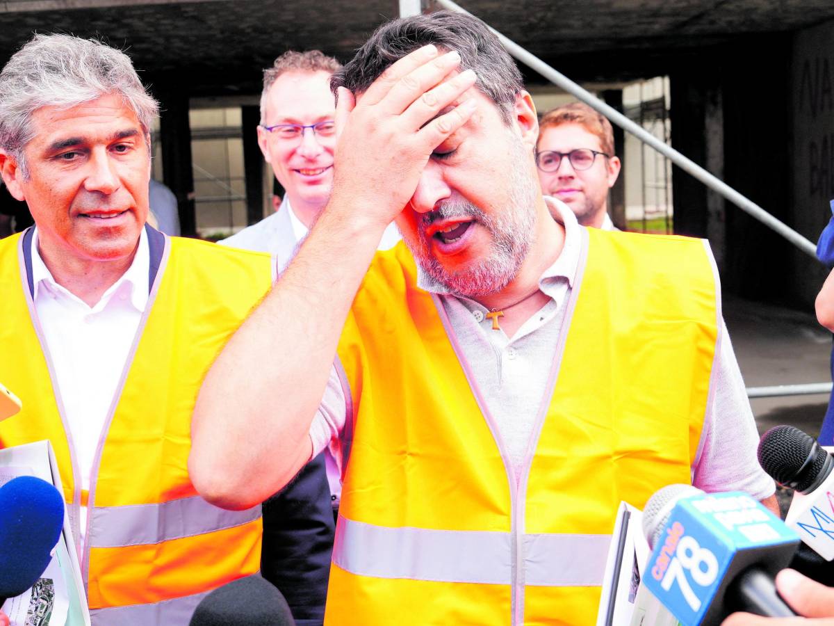 Salvini rincara su Macron. "Permaloso, combatta lui" Salvini rincara su Macron. "Permaloso, combatta lui"
