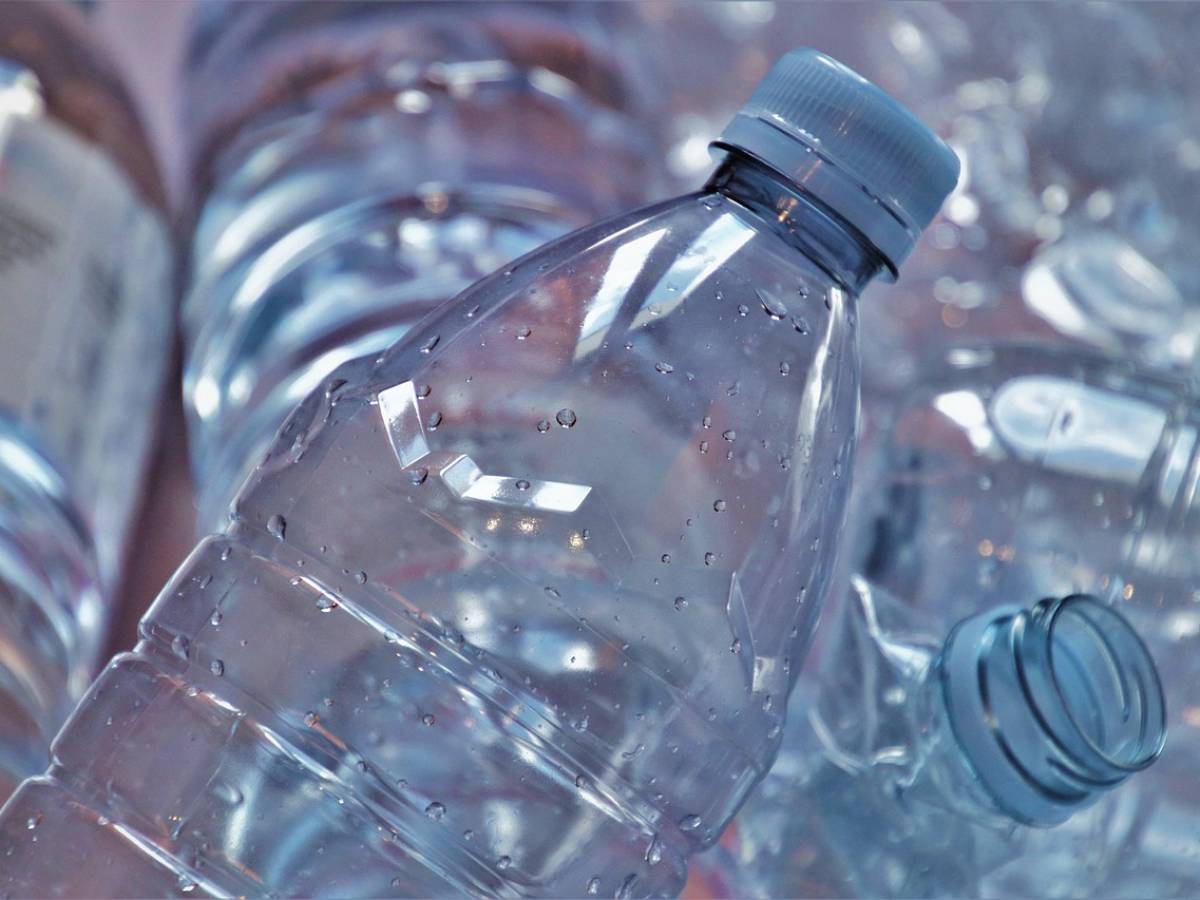 Dopo il tappo non rimovibile, le bottiglie di plastica cambiano ancora: ecco come Dopo il tappo non rimovibile, le bottiglie di plastica cambiano ancora: ecco come