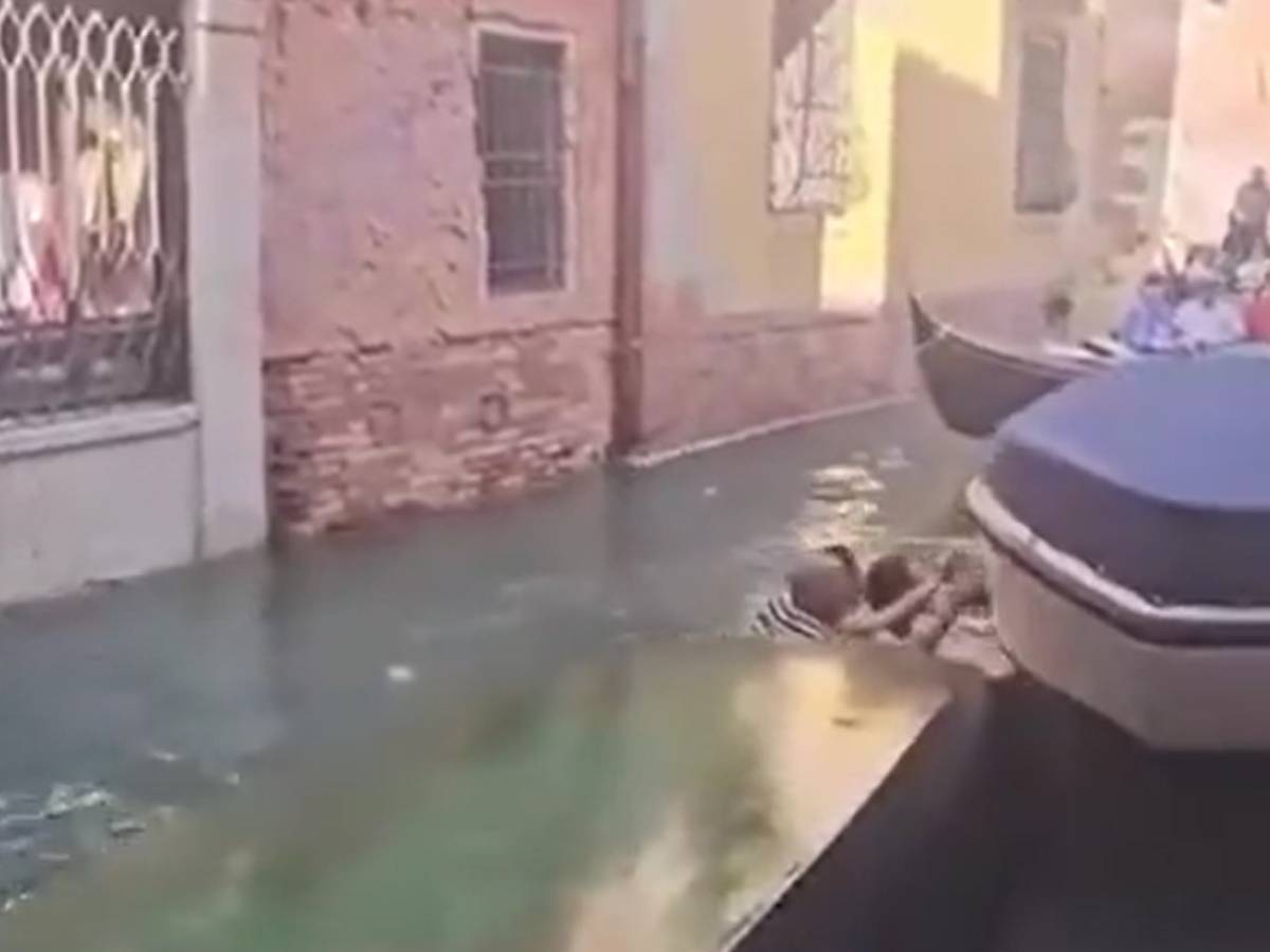 Venezia, finiscono nel canale per un selfie: cosa è successo Venezia, finiscono nel canale per un selfie: cosa è successo