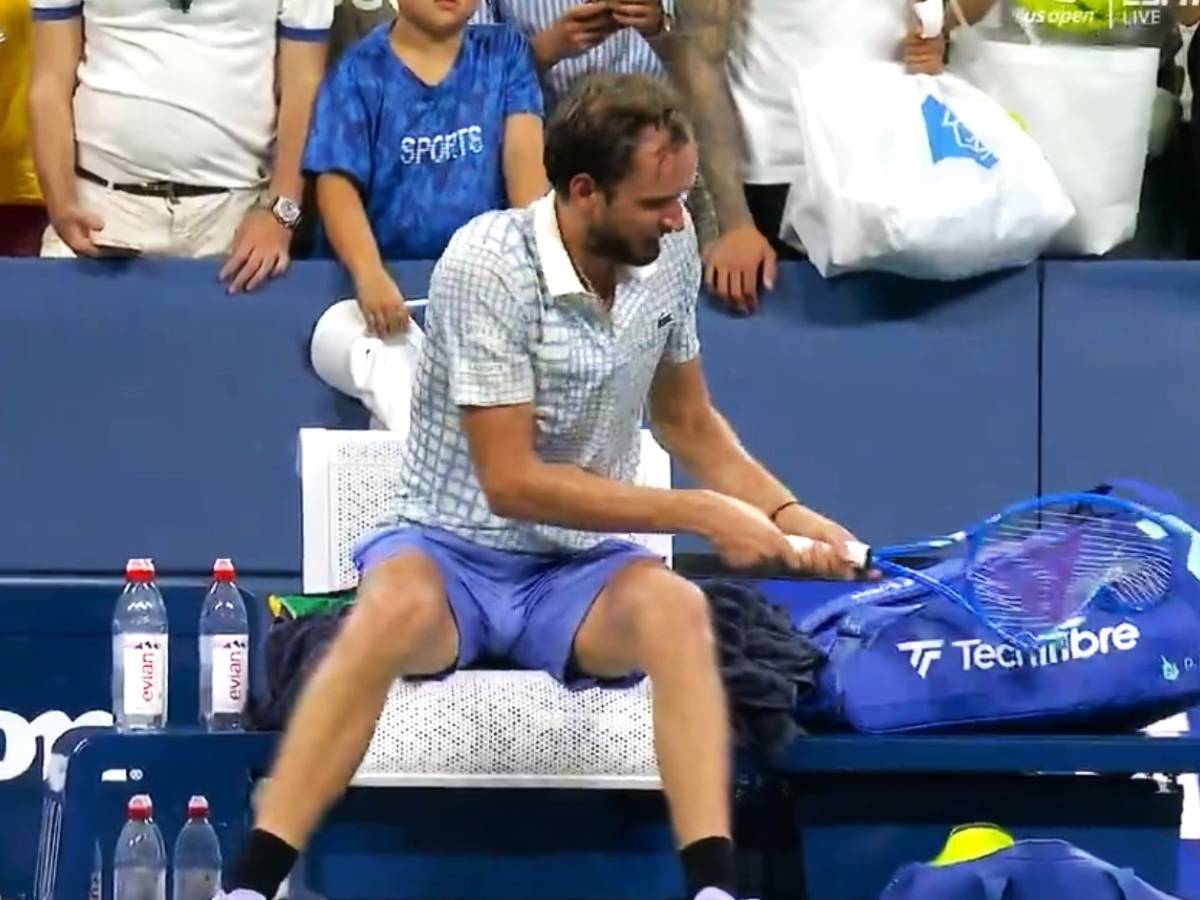 us open furia choc di medvedev sul match point fotografo in campo poi 6 minuti di follia contro l arbitro
