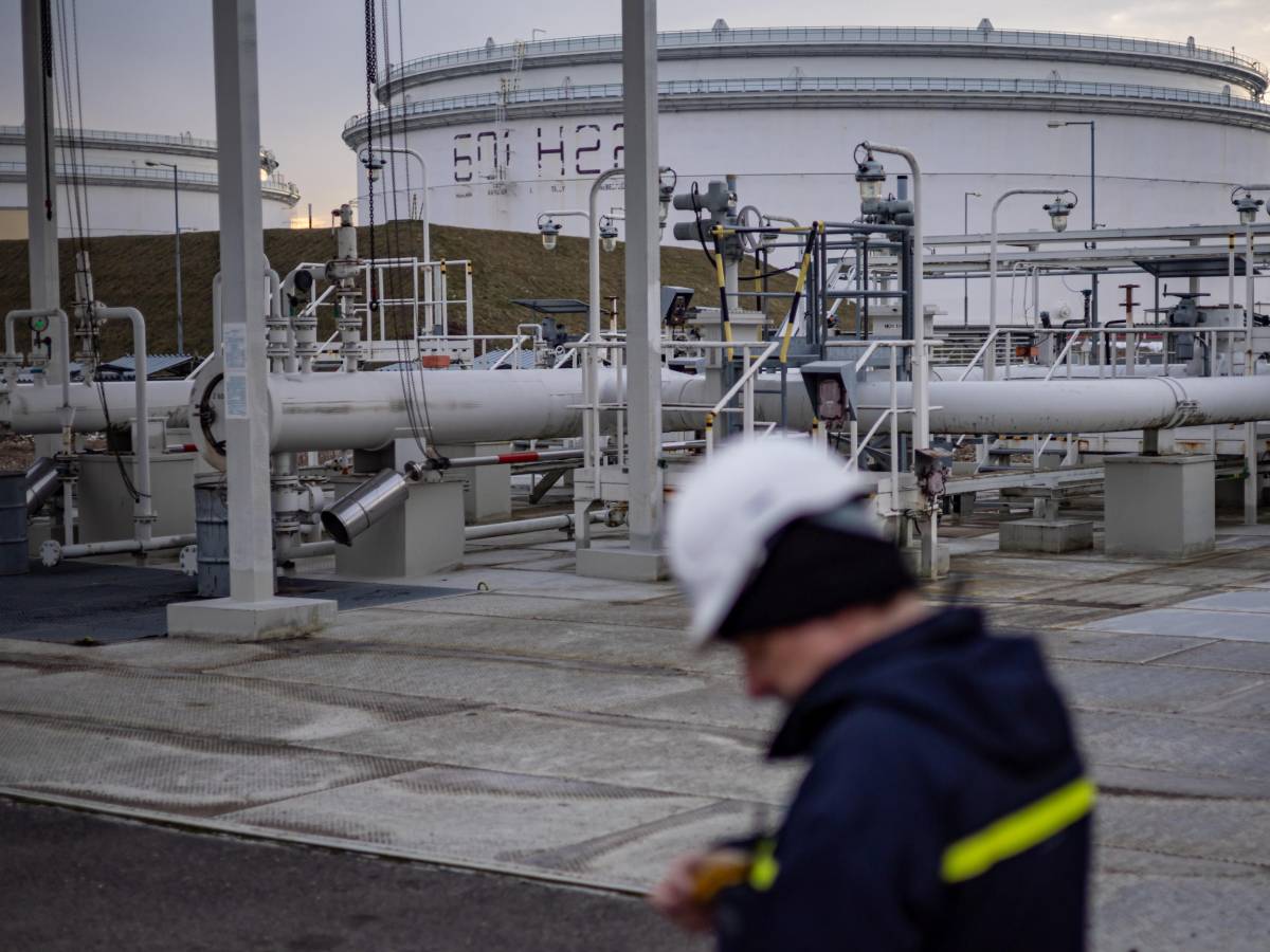 Code ai distributori, razionamenti, boom dei prezzi: la crisi della benzina colpisce Putin Code ai distributori, razionamenti, boom dei prezzi: la crisi della benzina colpisce Putin