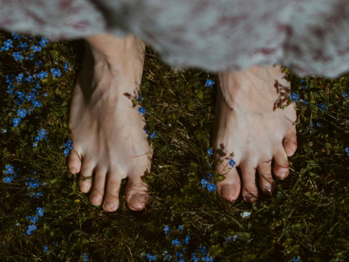 grounding tutti i benefici della camminata a piedi nudi nel verde