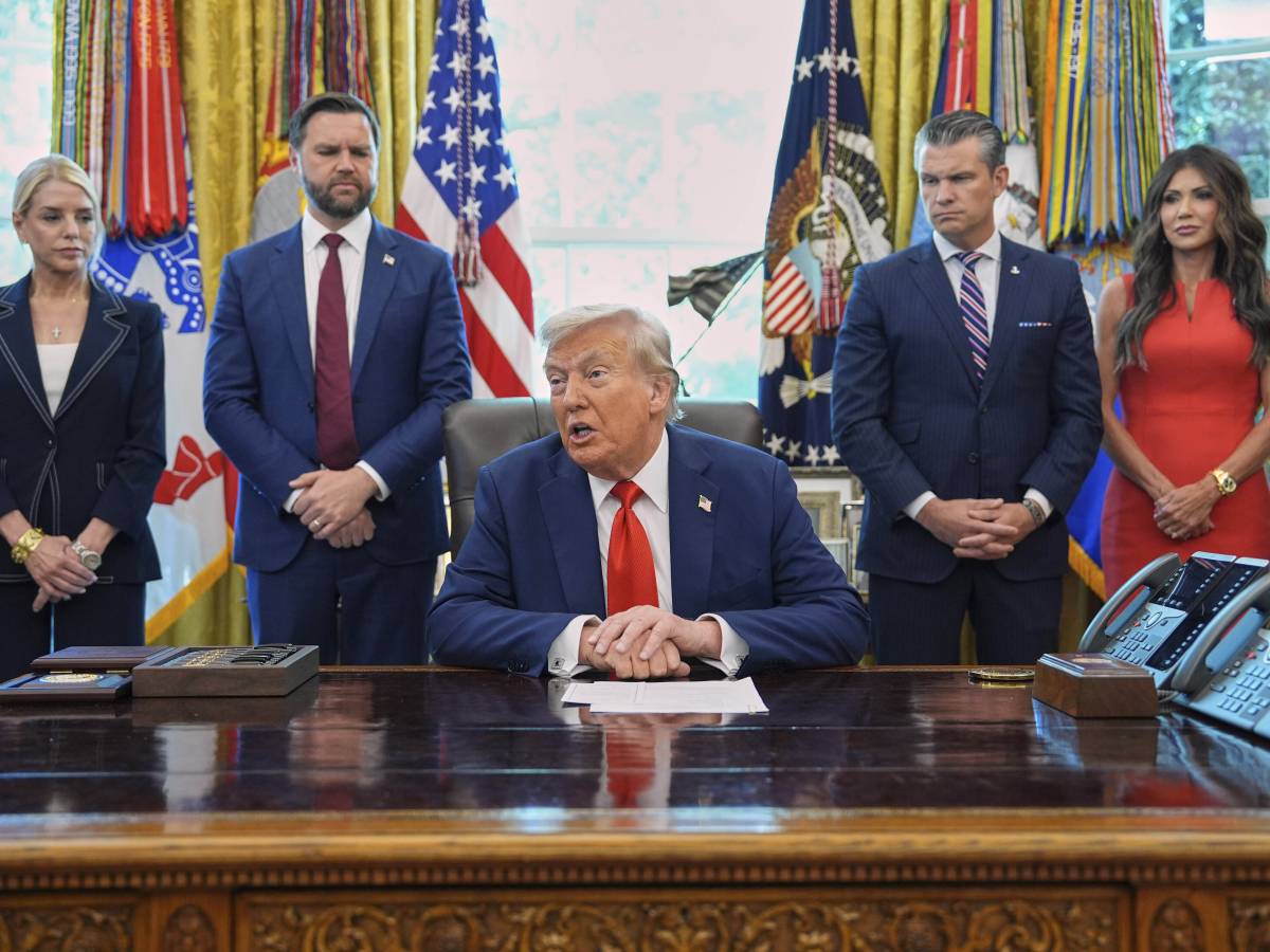 "Dittatore". "Darò più missili". "Venditore". Tutti di dietrofront di Trump su Zelensky e l