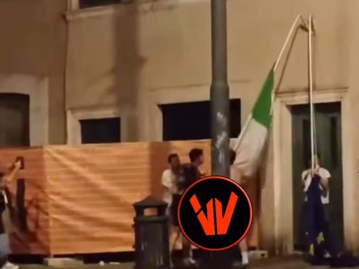 turisti vandali strappano la bandiera italiana dalla sede storica del pci le immagini finiscono in rete