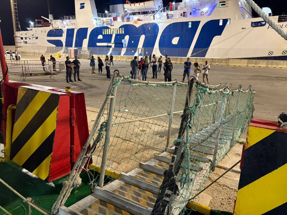 Fermo e sanzione per Mediterranea. Ma Schlein difende le Ong e attacca la Guardia costiera libica: "Rompere gli accordi con Tripoli"