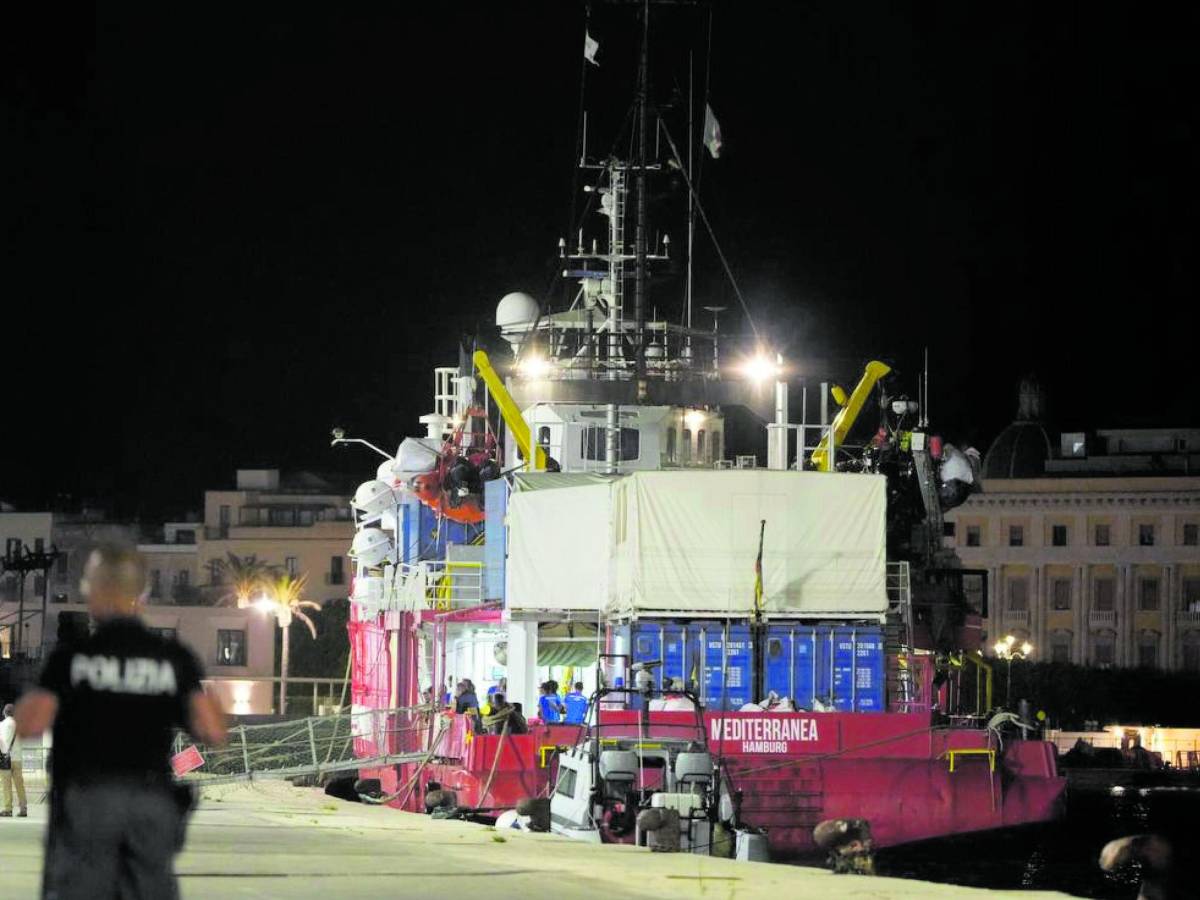 Stangata contro la nave di Casarini: stop di 2 mesi per aver violato il decreto Piantedosi Stangata contro la nave di Casarini: stop di 2 mesi per aver violato il decreto Piantedosi