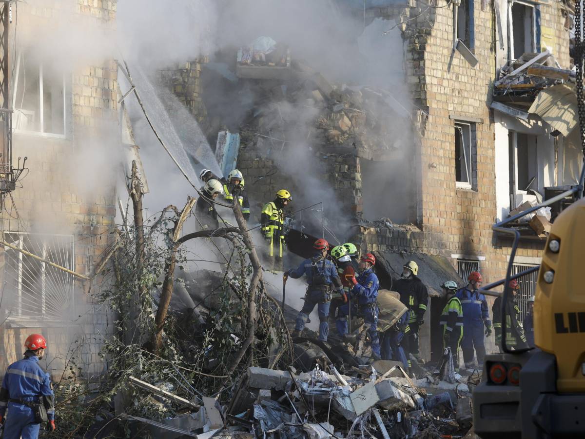pioggia di missili e droni su kiev 18 morti meloni la russia non crede nel negoziato