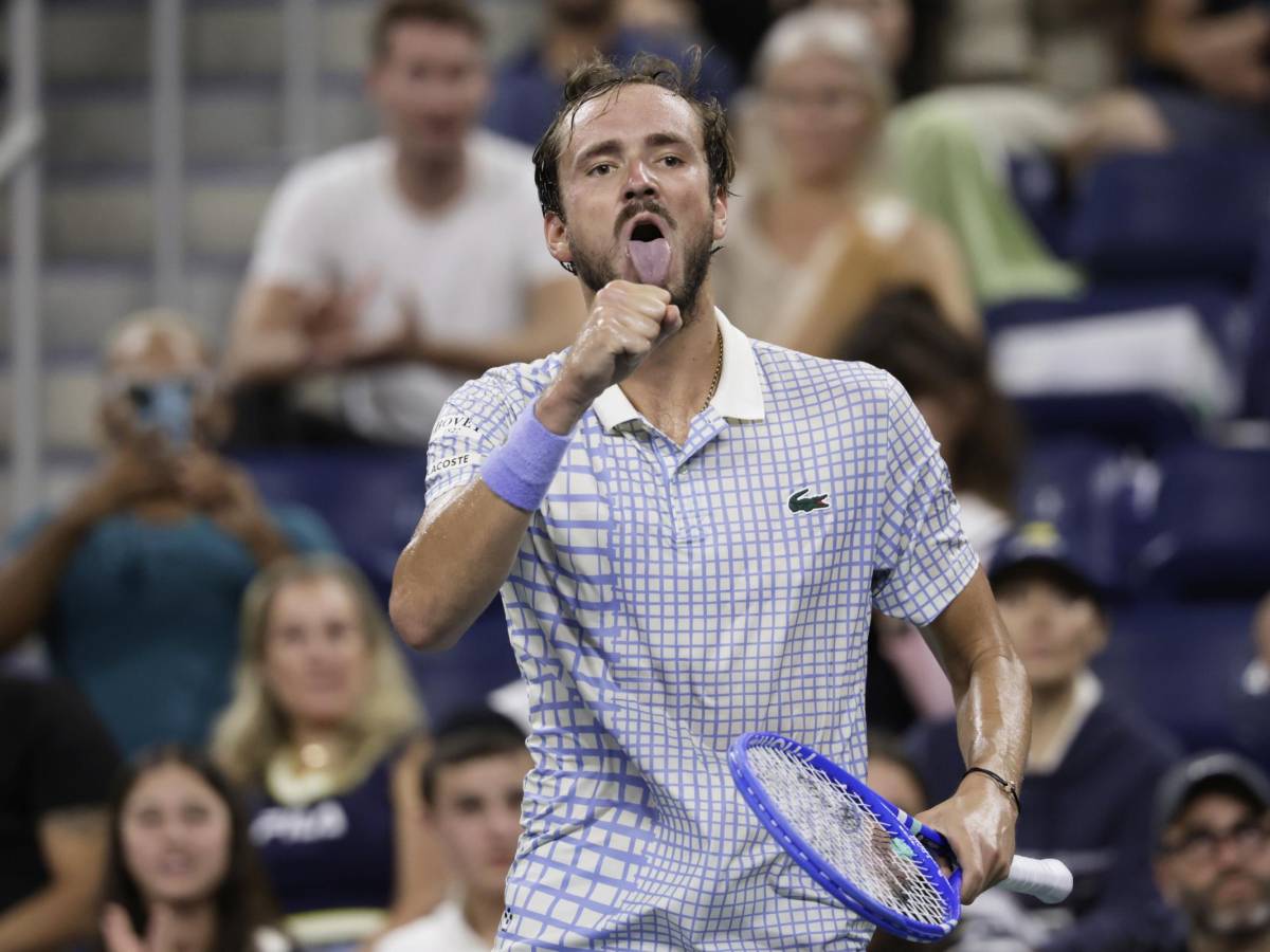 us open medvedev multato per 42000 dollari sfuriata in campo racchetta distrutta e insulti a un fotografo