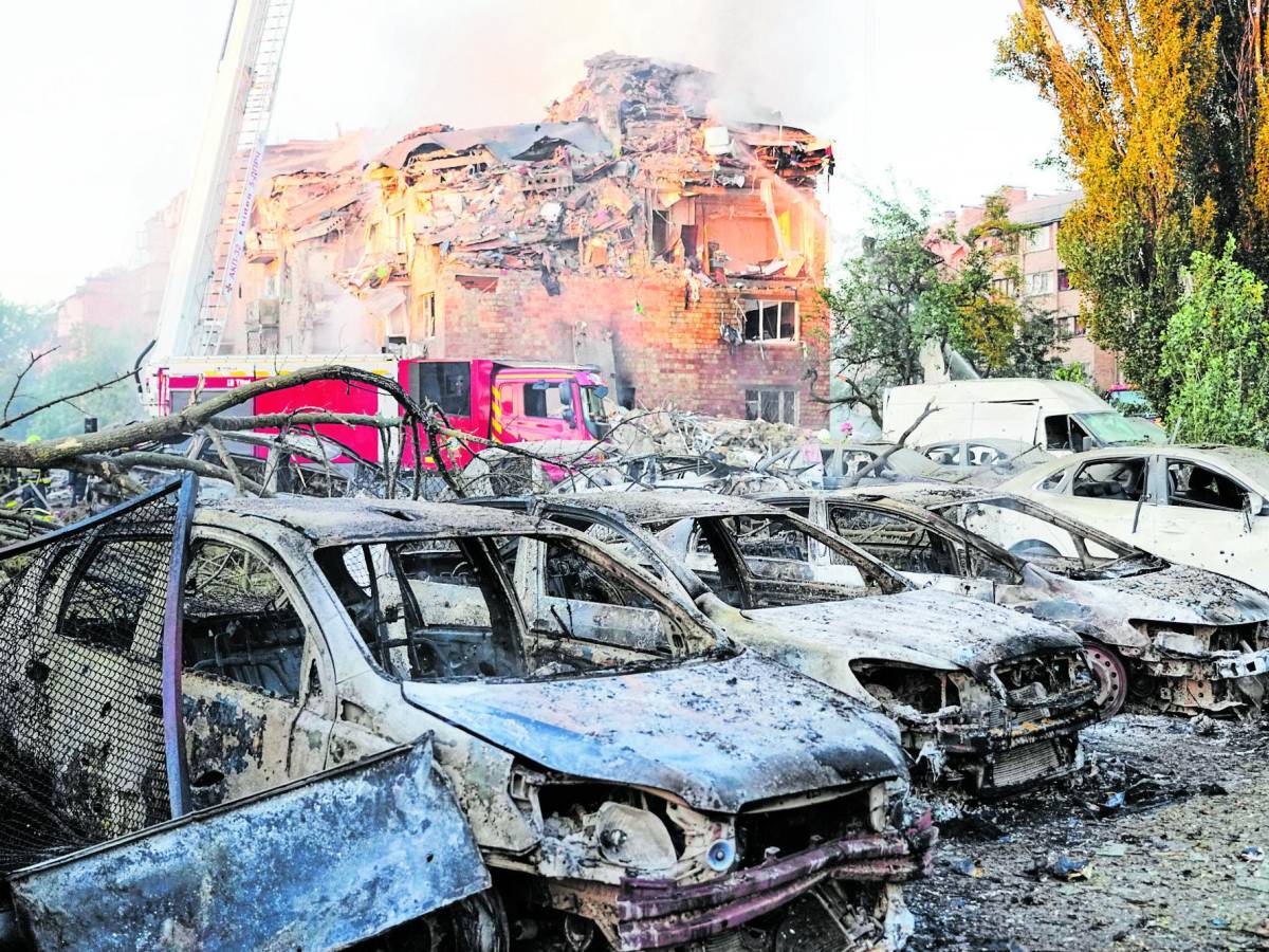 Le bombe di Mosca sui colloqui. Strage a Kiev, colpiti gli uffici Ue