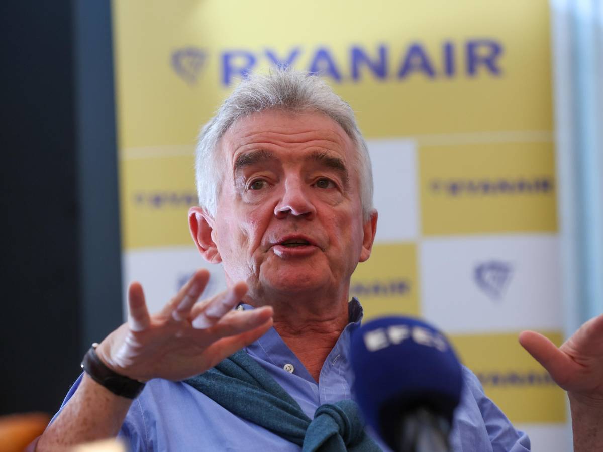 ryanair bonus maggiorato per chi scopre bagagli fuori misura ecco la cifra