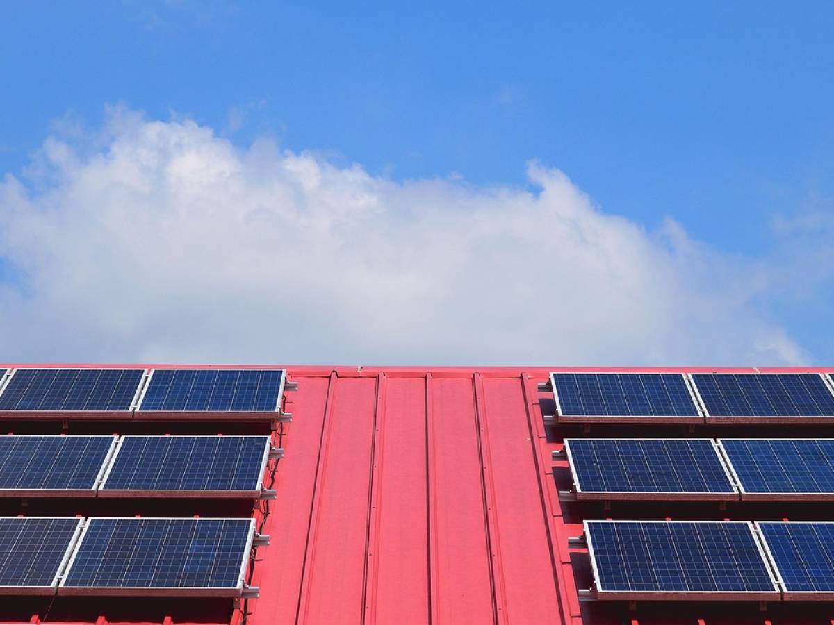 Pannelli fotovoltaici sul tetto condominiale: le regole da seguire Pannelli fotovoltaici sul tetto condominiale: le regole da seguire
