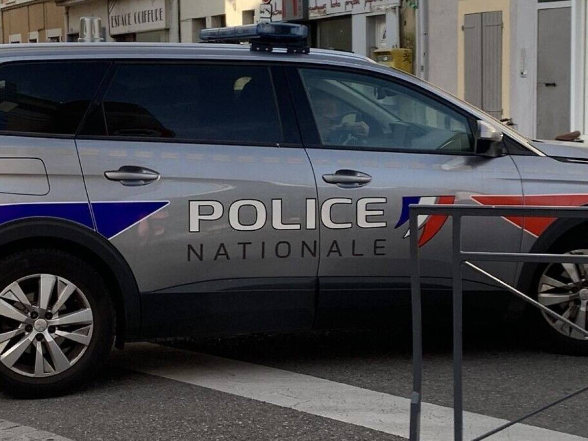 Auto contro la folla in Francia: un morto e 5 feriti. La polizia: "Atto intenzionale" Auto contro la folla in Francia: un morto e 5 feriti. La polizia: "Atto intenzionale"