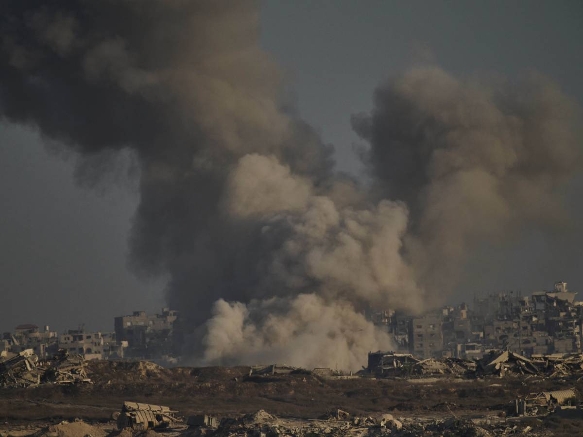 Intensificati gli attacchi a Gaza, un milione in fuga Intensificati gli attacchi a Gaza, un milione in fuga