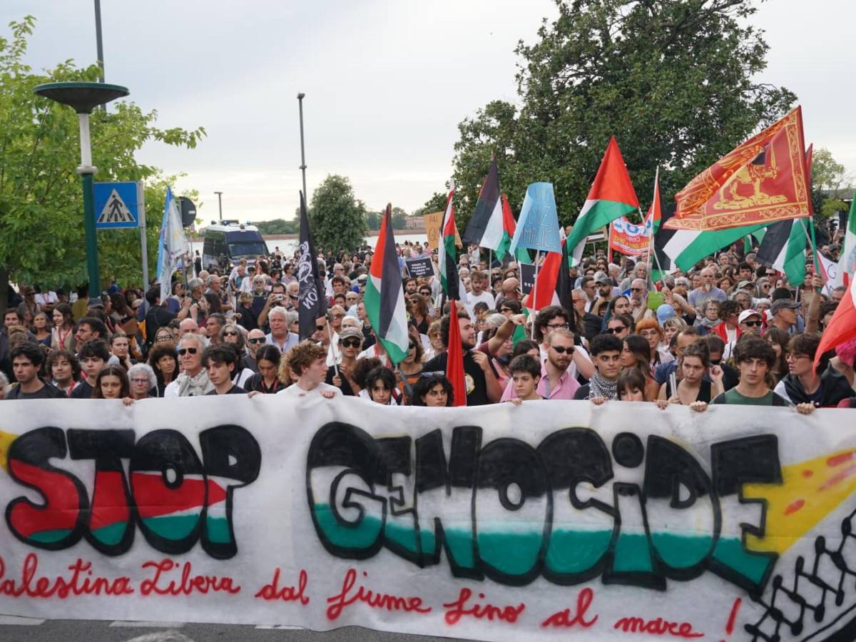 “È il minimo da chiedere…”. La protesta degli artisti pro Pal a Venezia “È il minimo da chiedere…”. La protesta degli artisti pro Pal a Venezia