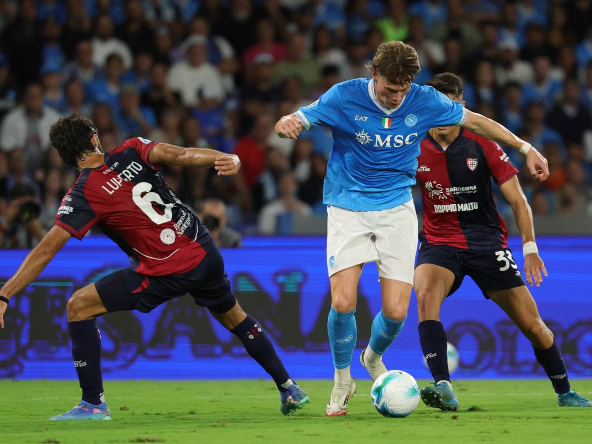 il napoli supera il cagliari all ultimo respiro decide un gol di anguissa