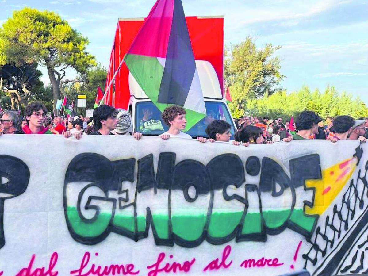 In scena a Venezia il corteo filo Hamas. E spuntano cartelli che incitano a distruggere Israele "dal fiume al mare" In scena a Venezia il corteo filo Hamas. E spuntano cartelli che incitano a distruggere Israele "dal fiume al mare"