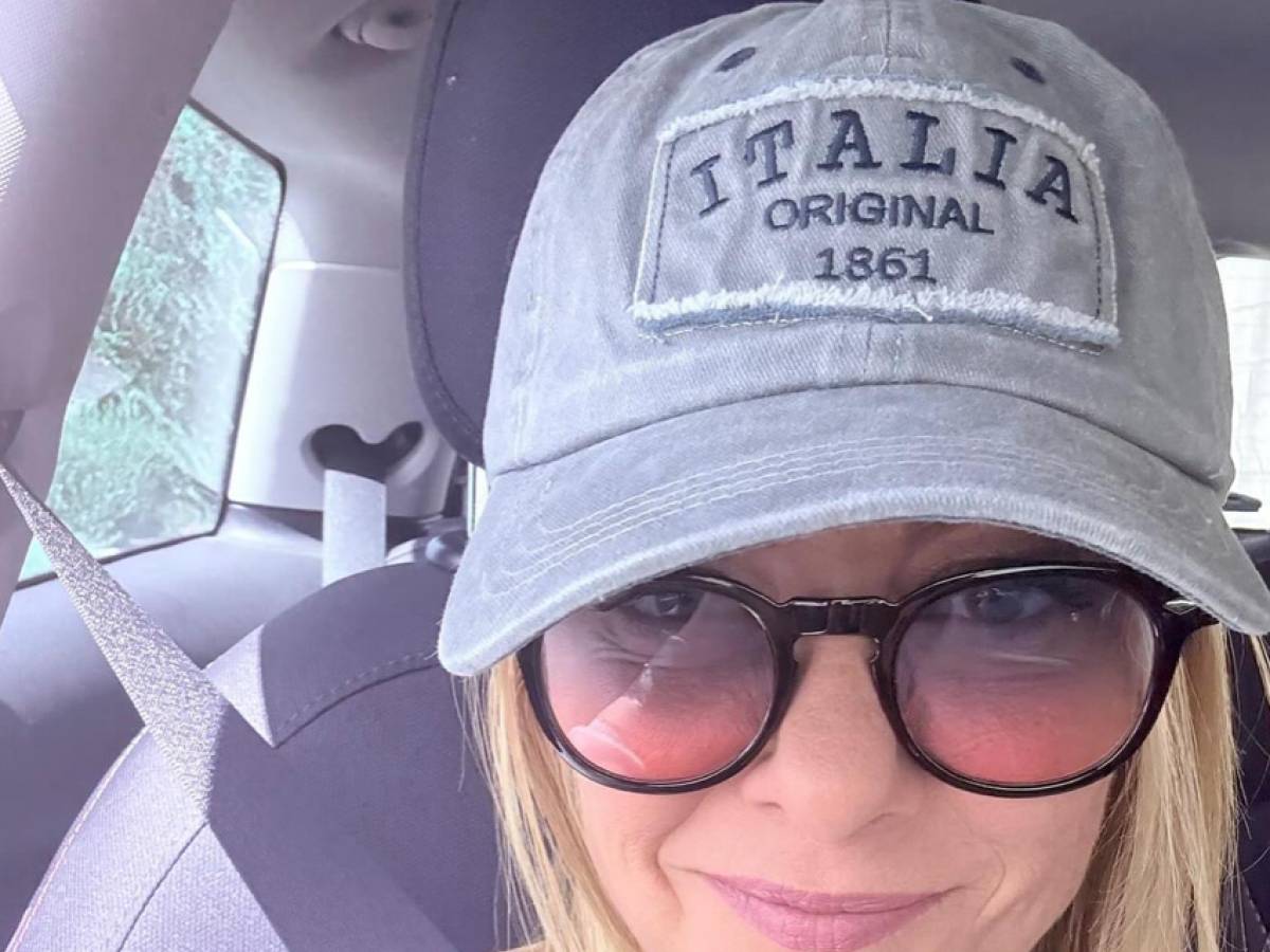 Meloni torna sui social: la scritta sul cappello Meloni torna sui social: la scritta sul cappello