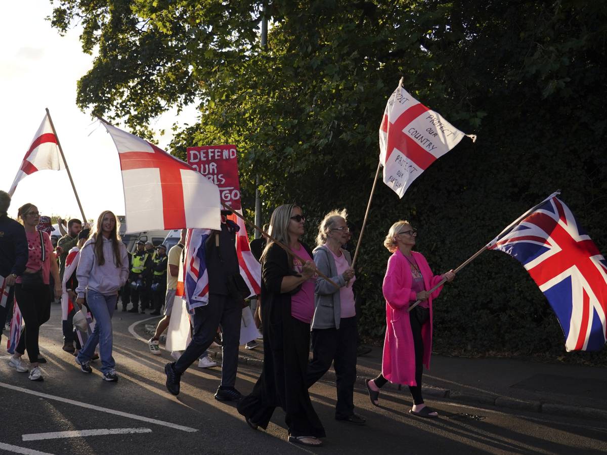 Bandiera Della Regione Rosa Camuna O Croce? Sondaggio Del Governatore - Foto 9