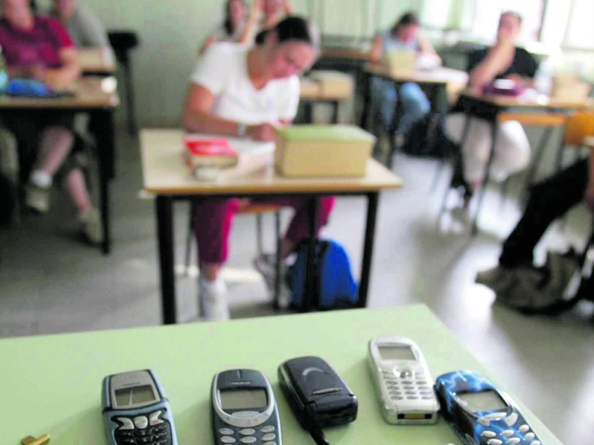 Scuola, no al cellulare: il 76% è d Scuola, no al cellulare: il 76% è d