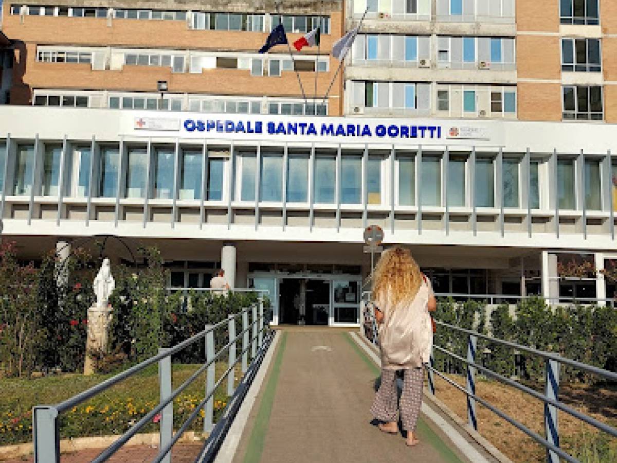 Tragedia a Latina, ragazza di 16 anni si lancia dal balcone: era stata bocciata per la seconda volta