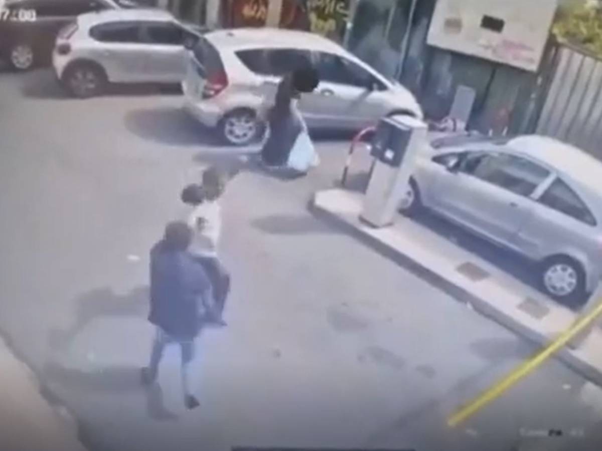 La lite, la corsa, le coltellate: gli ultimi istanti del parcheggiatore abusivo ucciso dal rivale straniero La lite, la corsa, le coltellate: gli ultimi istanti del parcheggiatore abusivo ucciso dal rivale straniero