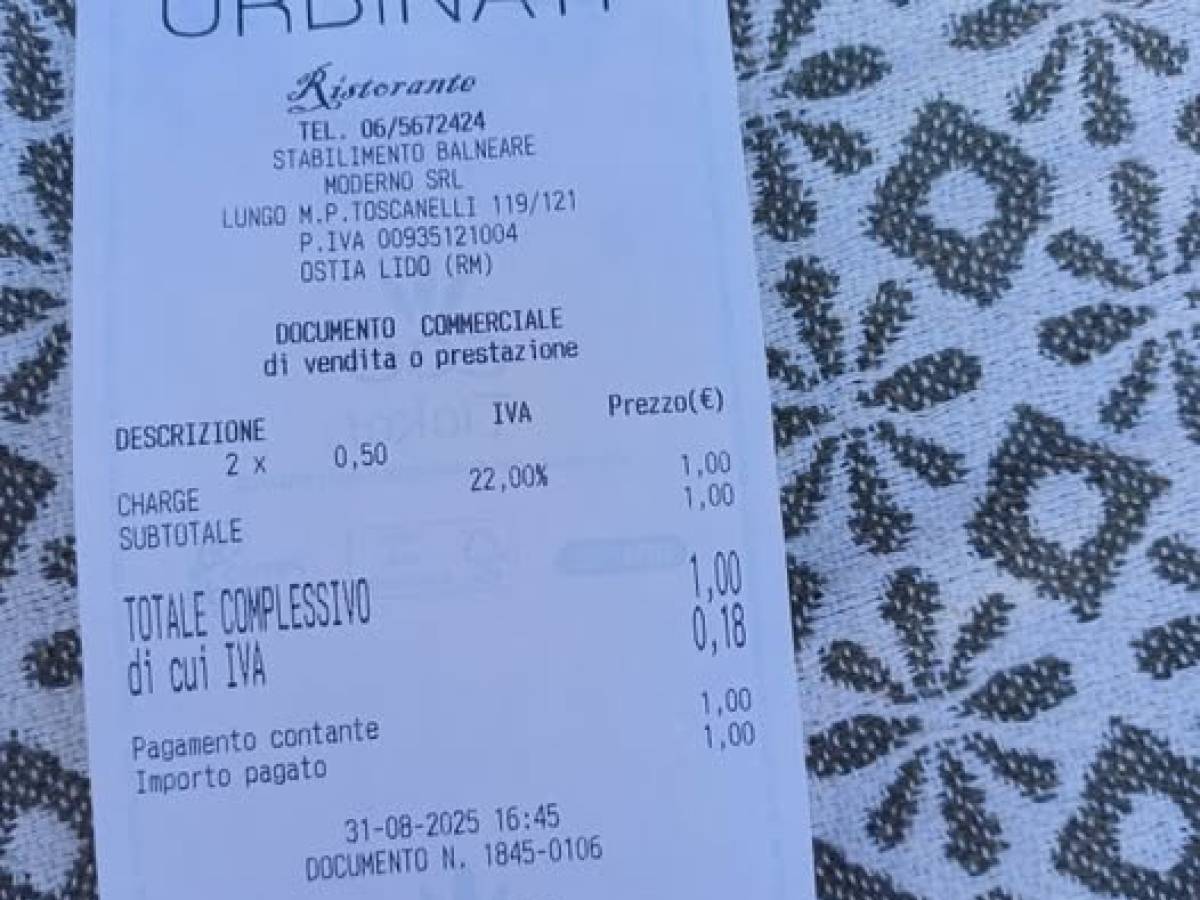 Scontrini folli, al lido di Ostia si paga per caricare il telefono: ecco quanto costa Scontrini folli, al lido di Ostia si paga per caricare il telefono: ecco quanto costa