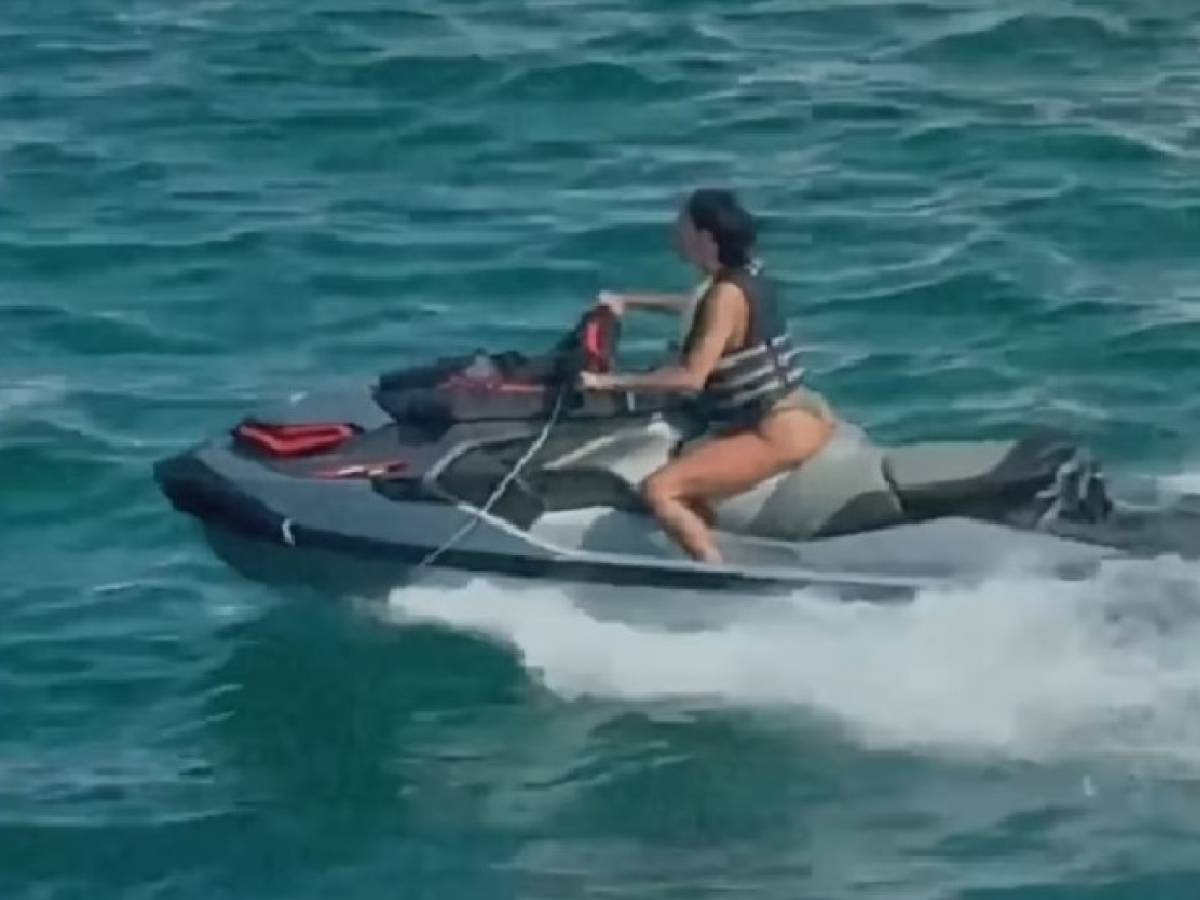 belen nell occhio del ciclone rabbia per il video sulla moto d acqua cosa 232 successo