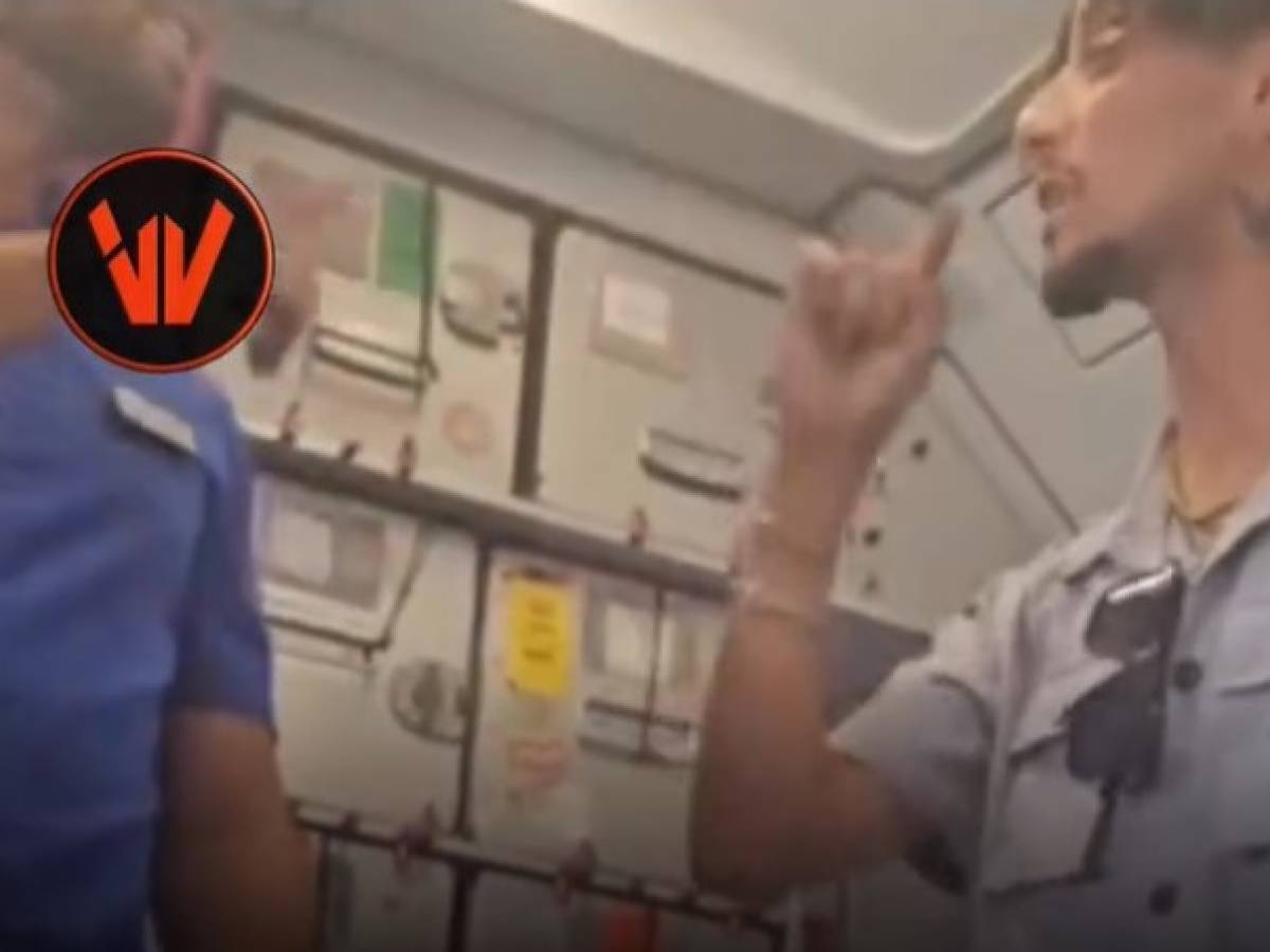 Disordini a bordo di un volo Wizzair, maranza importuna i passeggeri e viene fatto scendere Disordini a bordo di un volo Wizzair, maranza importuna i passeggeri e viene fatto scendere