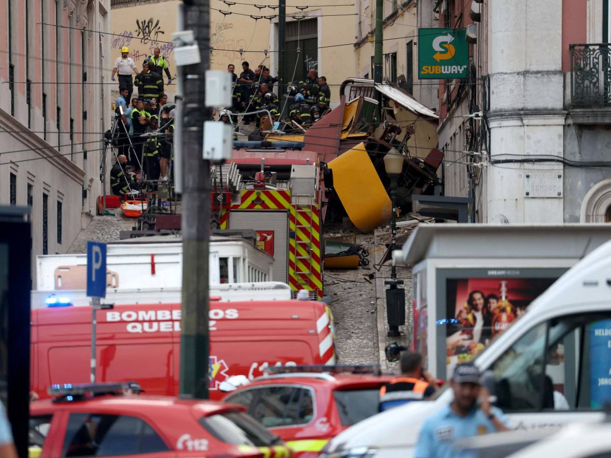 Lisbona, deraglia funicolare: quindici morti e 18 feriti Lisbona, deraglia funicolare: quindici morti e 18 feriti