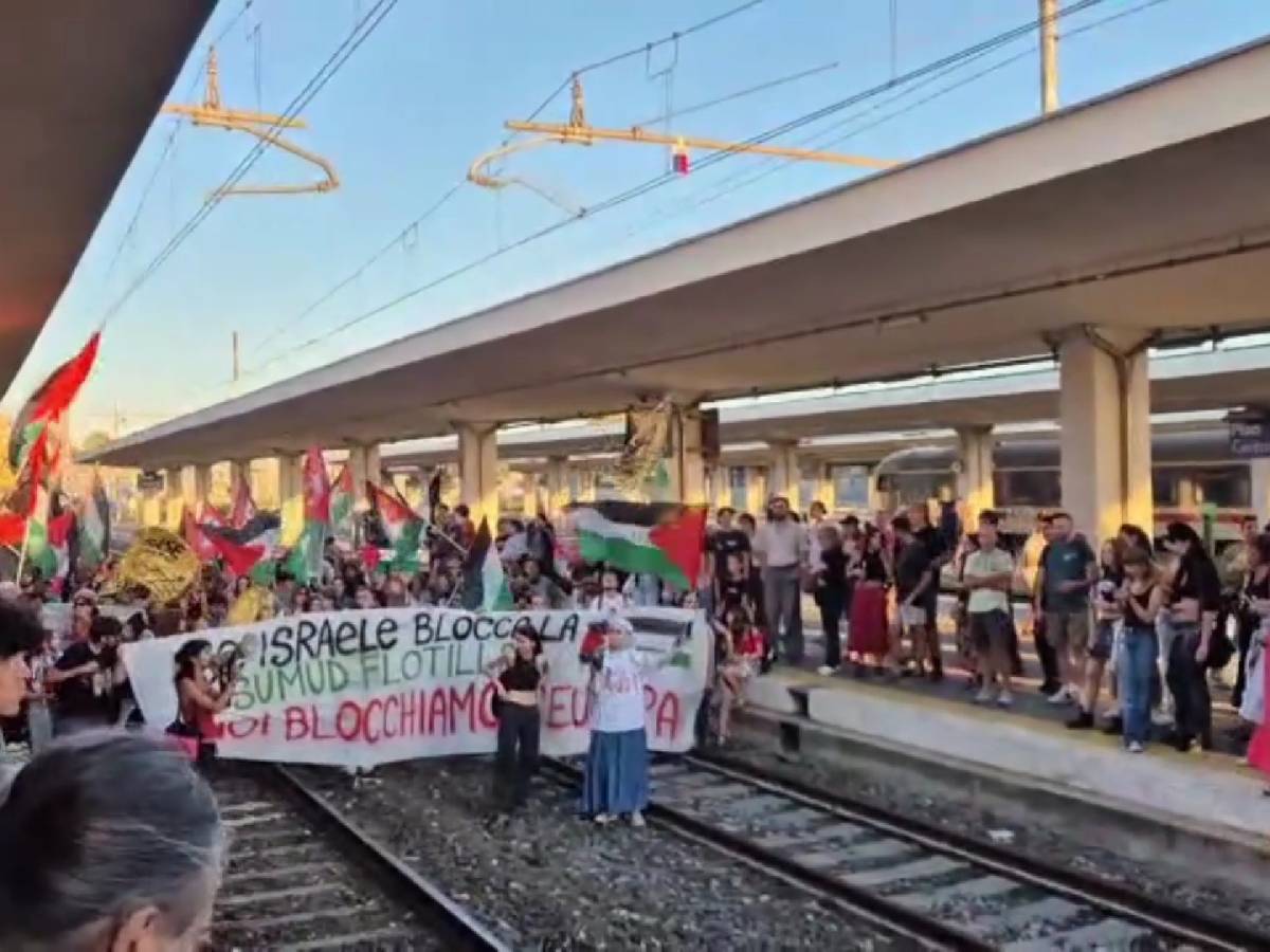 "Sostegno alla Flottiglia". Manifestanti pro Pal bloccano la stazione di Pisa "Sostegno alla Flottiglia". Manifestanti pro Pal bloccano la stazione di Pisa