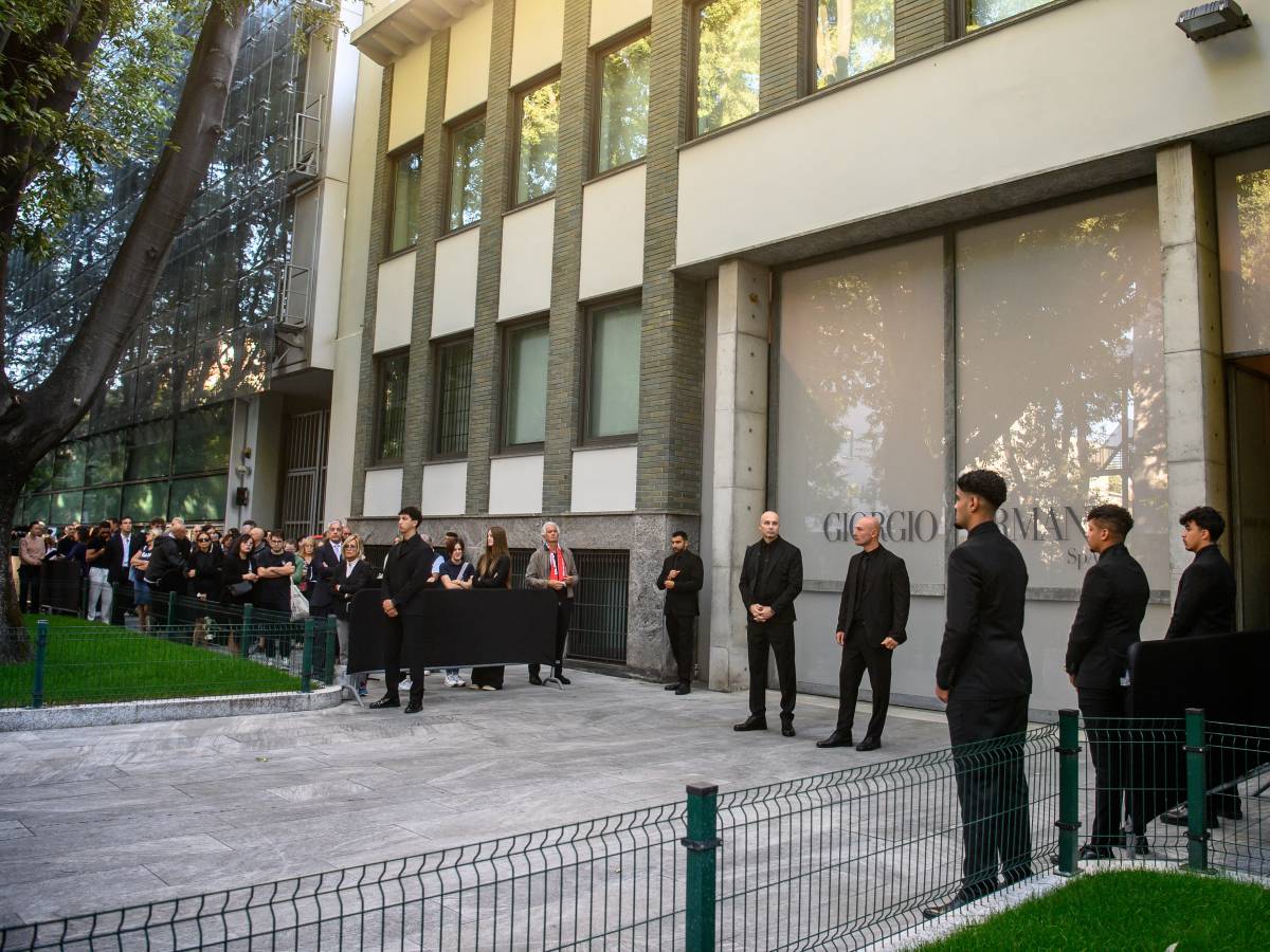 Giorgio Armani, aperta la camera ardente: in centinaia in fila. Sala: "Subito al Famedio" Giorgio Armani, aperta la camera ardente: in centinaia in fila. Sala: "Subito al Famedio"