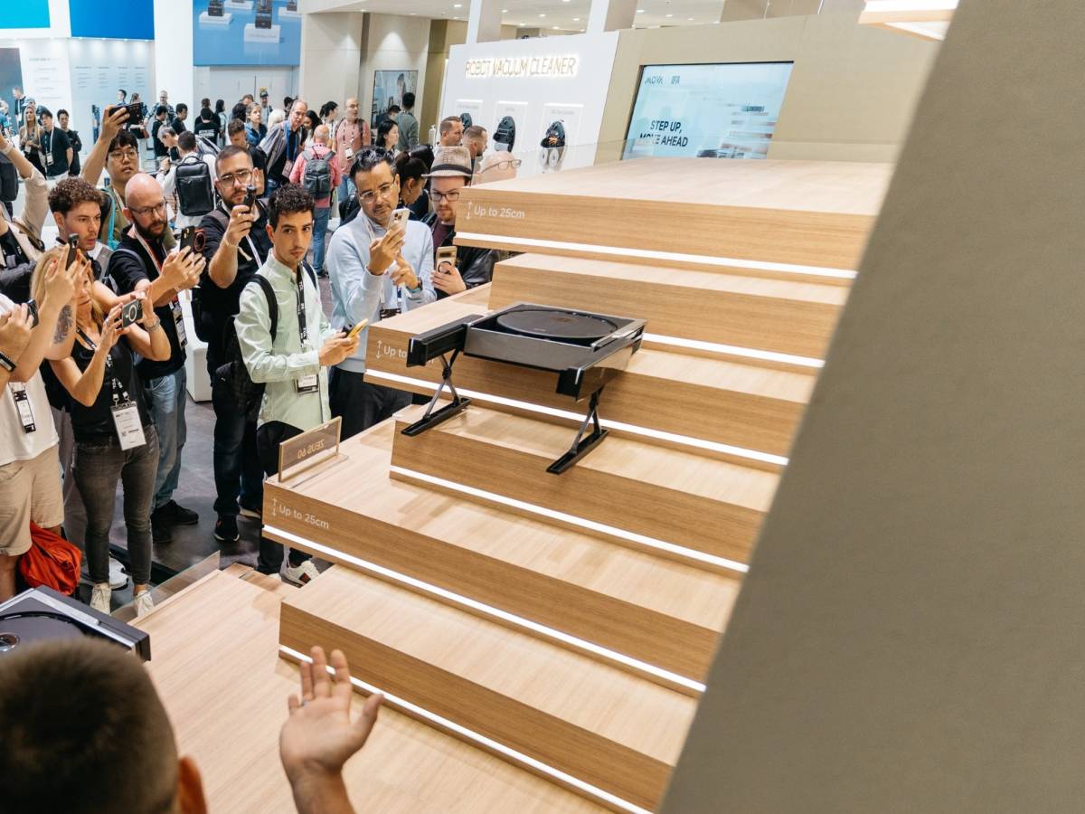 Mova ZEUS 60: il robot aspirapolvere sale le scale. Le novità a IFA 2025