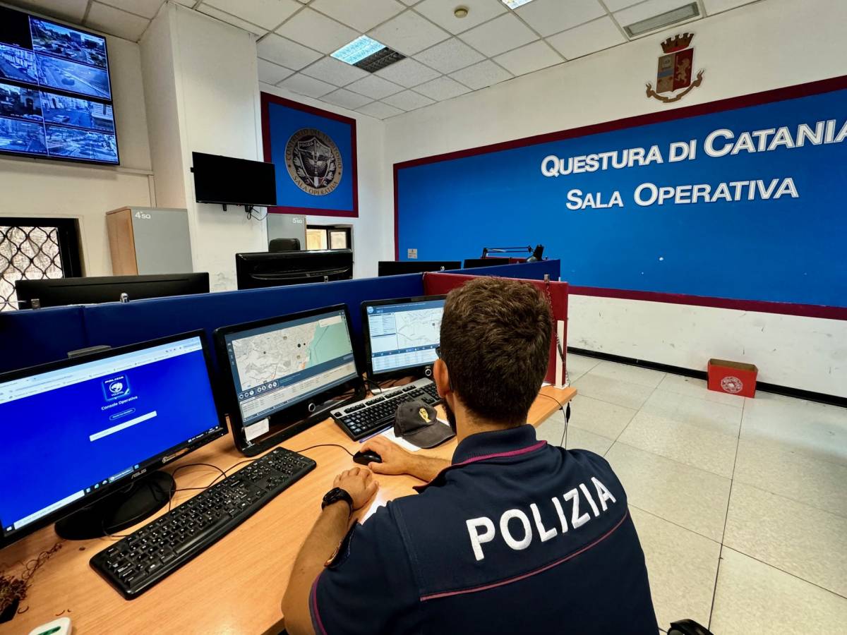 Ruba un auto: forza il posto di blocco e investe un agente