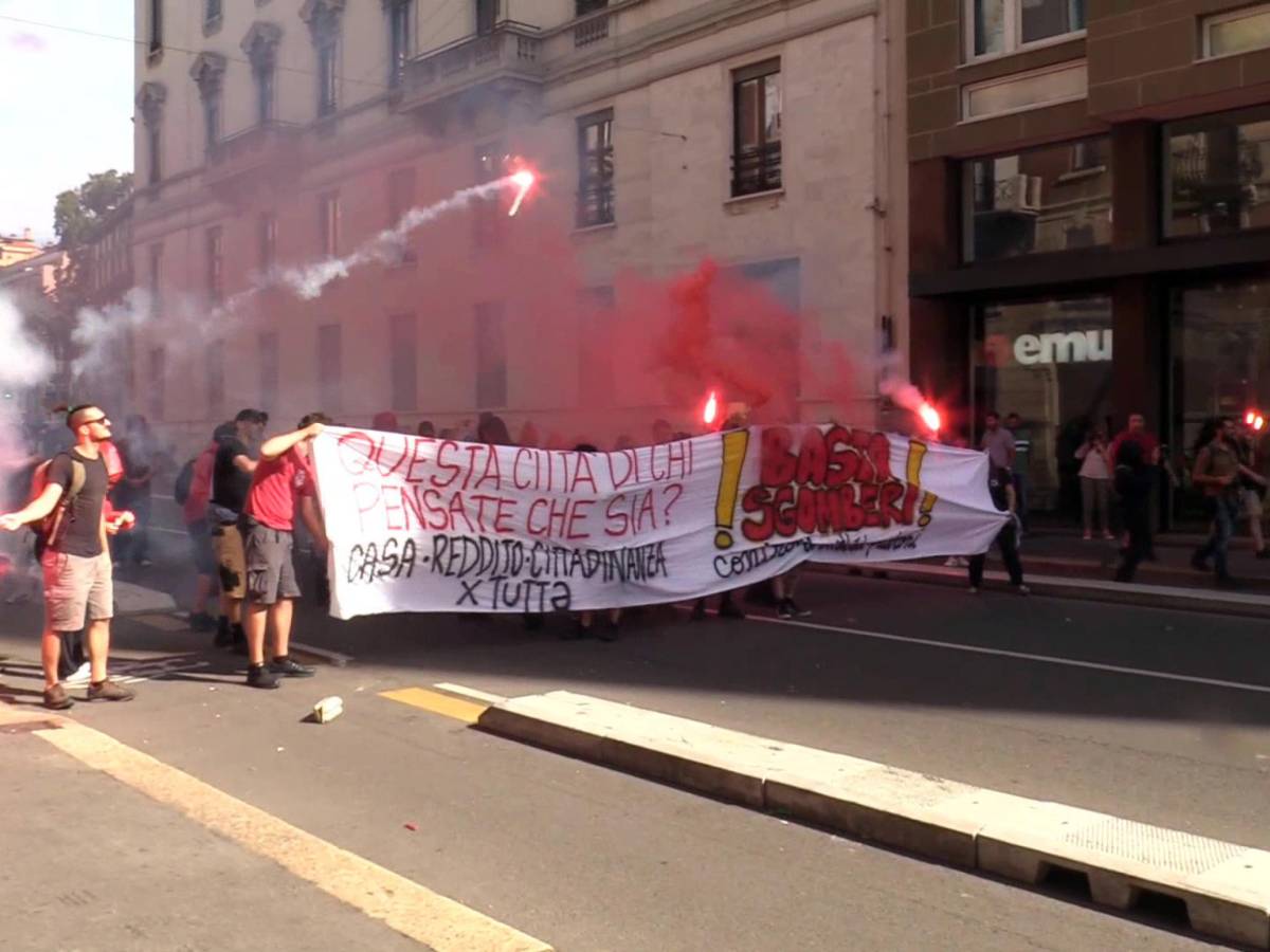 Corteo Leoncavallo, uova e petardi contro le forze dell Corteo Leoncavallo, uova e petardi contro le forze dell