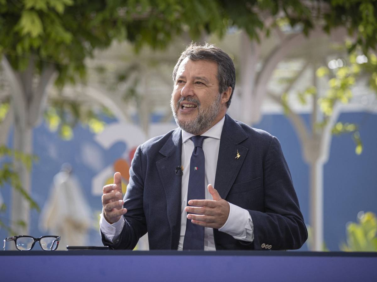 Salvini rilancia sulla flat tax. E si smarca dal rischio centro Salvini rilancia sulla flat tax. E si smarca dal rischio centro