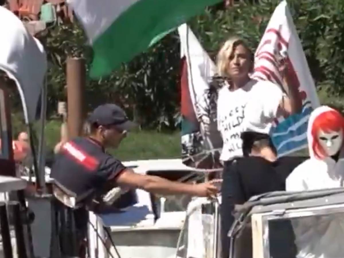 dai set alla militanza pro pal anna foglietta fermata in laguna con l artista mascherata
