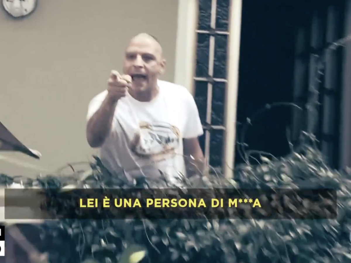 "Neanche i vermi ti mangiano". La coppia di abusivi insulta la proprietaria di casa e attacca i giornalisti "Neanche i vermi ti mangiano". La coppia di abusivi insulta la proprietaria di casa e attacca i giornalisti